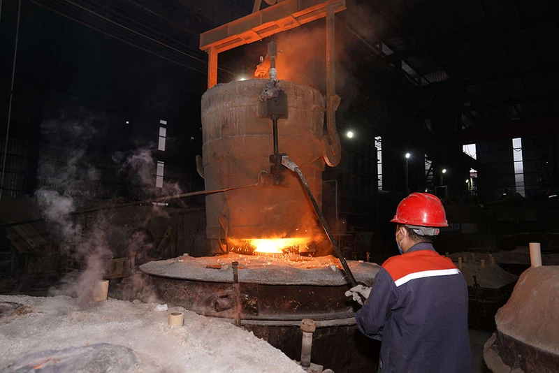 Molten steel processing and production Molten steel processing and production